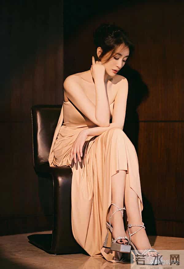 李小冉，高挑的身材，经得起时光洗礼的“冻龄”之美！