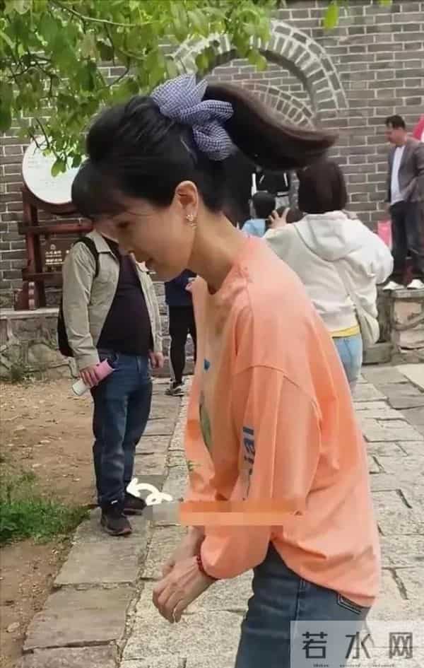 50岁金巧巧被偶遇，网友吐槽：奶奶的脸，孙女的头型，少女的身材