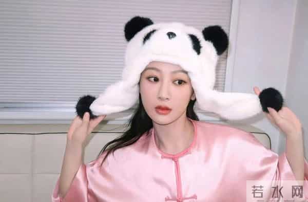 杨紫33岁生日晒全家福,杨爸杨妈气质出众好年轻,一家三口好幸福