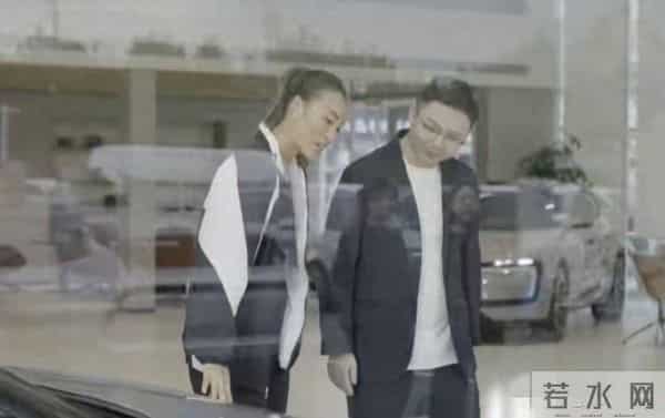 郑钦文上海奥迪店被偶遇 休闲装配高马尾，好美好飒