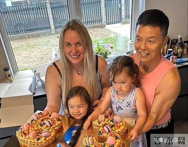 68岁曲协副主席:师从李金斗,二婚娶小30岁洋妻,生俩混血女儿