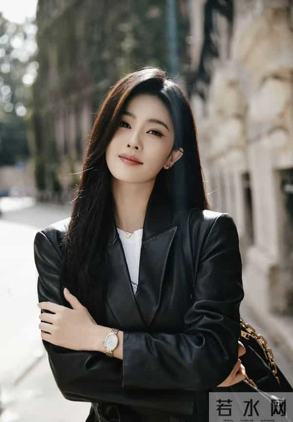 穿黑色皮夹克的白鹿