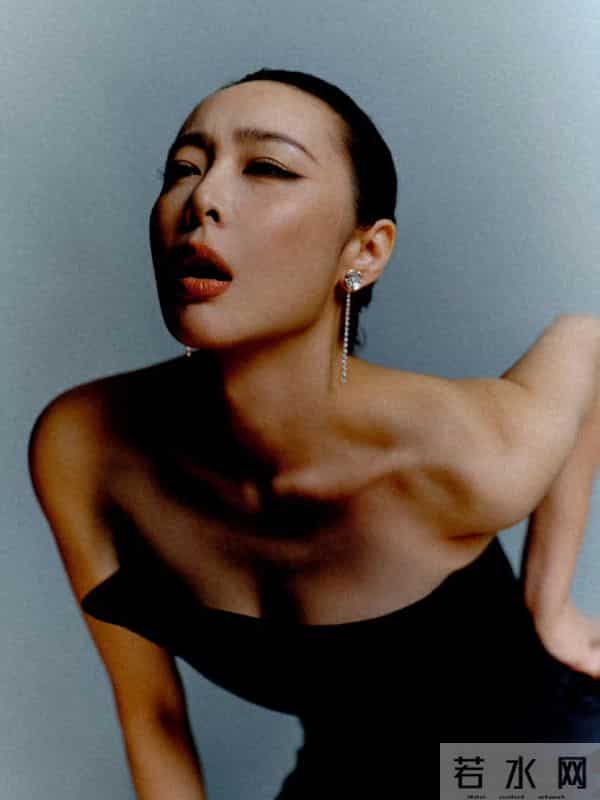 高叶黑裙露背，肩背线条惊艳，气质冷艳又性感