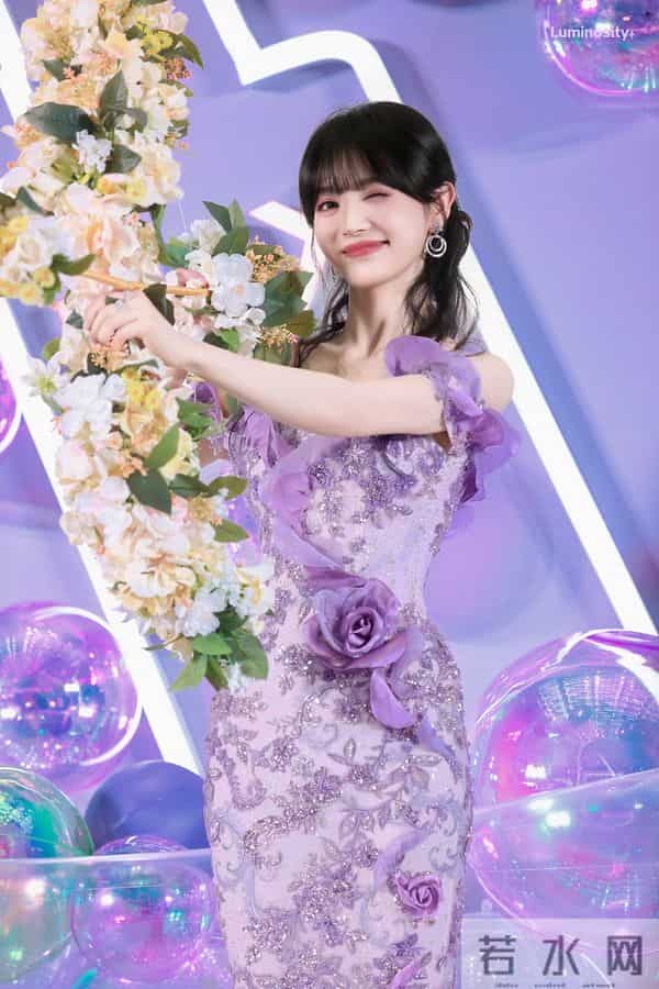 田曦薇“像刚放学的学姐”:白Polo+素颜感妆,美得毫不费力