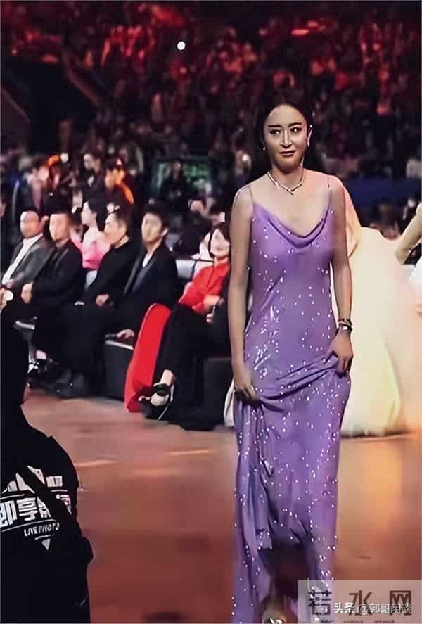 尴尬还是炒作？佟丽娅红毯礼服大开杀戒，这画面不敢看第二遍