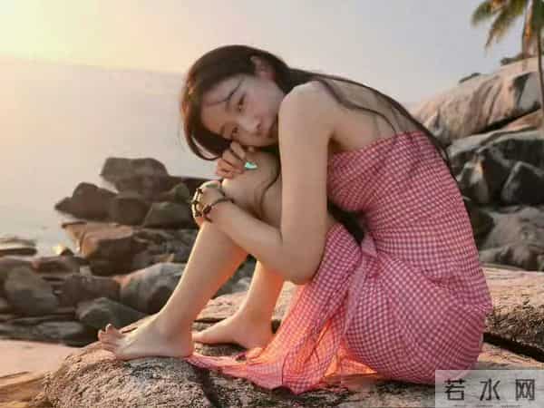 卢昱晓海边写真，光脚丫很可爱