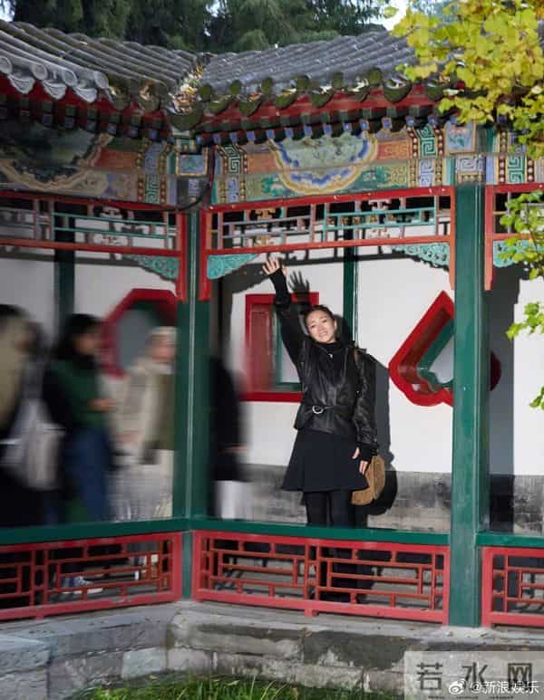 巩俐雨天现身北海公园，全黑造型撑伞漫步，这姿态太像电影镜头！