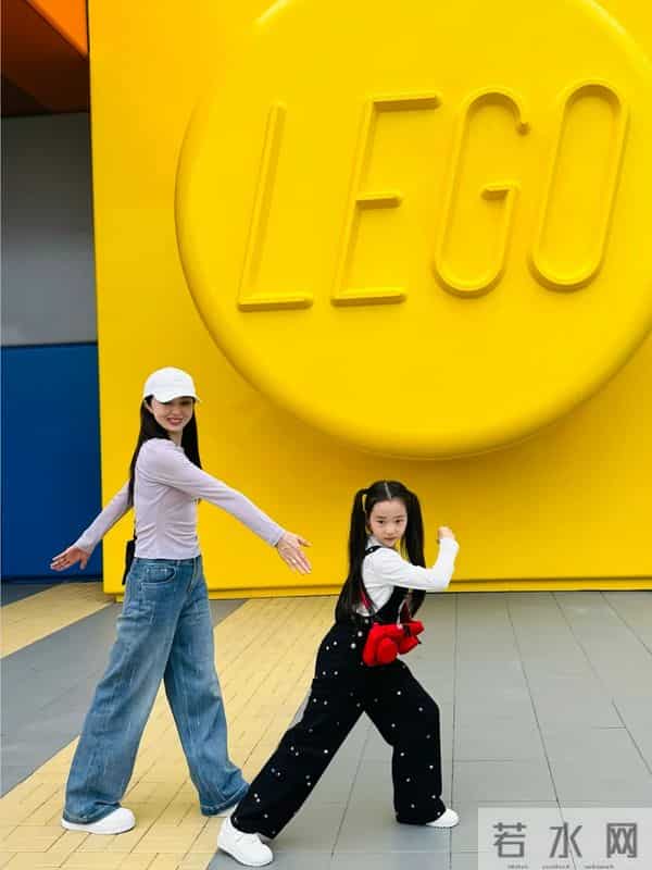 胡歌一家3口现身上海乐高，小茉莉坐推车好可爱，黄曦宁阻止拍照