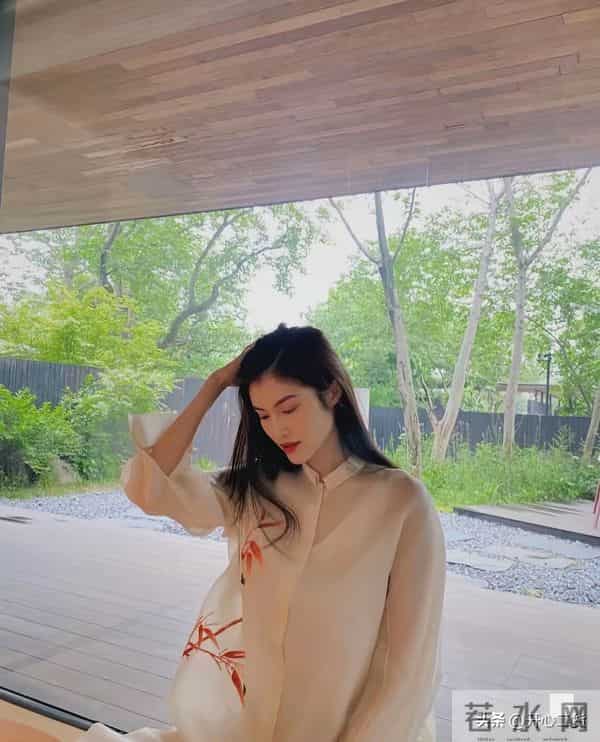 何穗生娃后也发福了，穿宽松中式长裙，肚子里像塞了个枕头