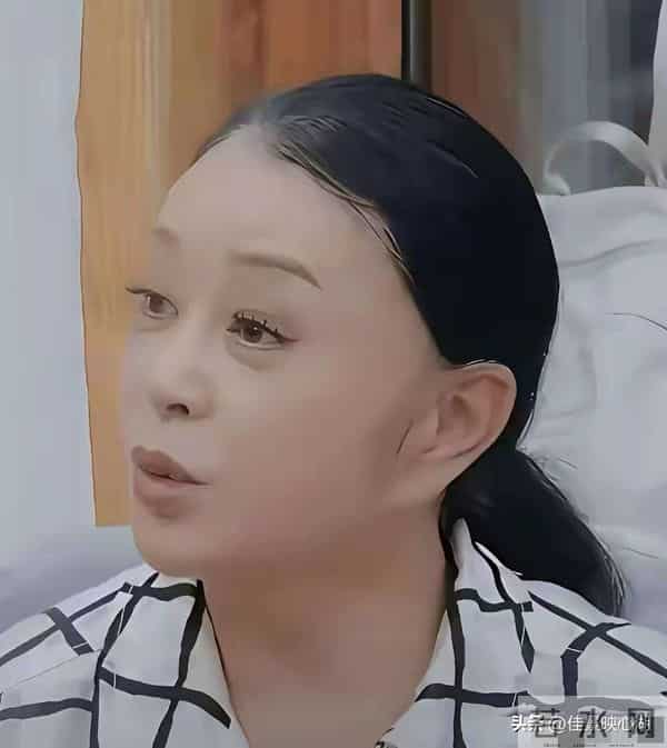 75岁刘晓庆不戴假发的样子好看多了 ，虽前额头发少，但这样更自然