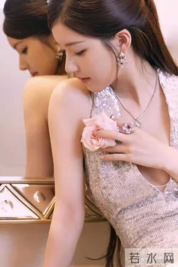 27岁赵露思太丰满，黑色紧身裙都兜不住好身材，难怪直男都喜欢她