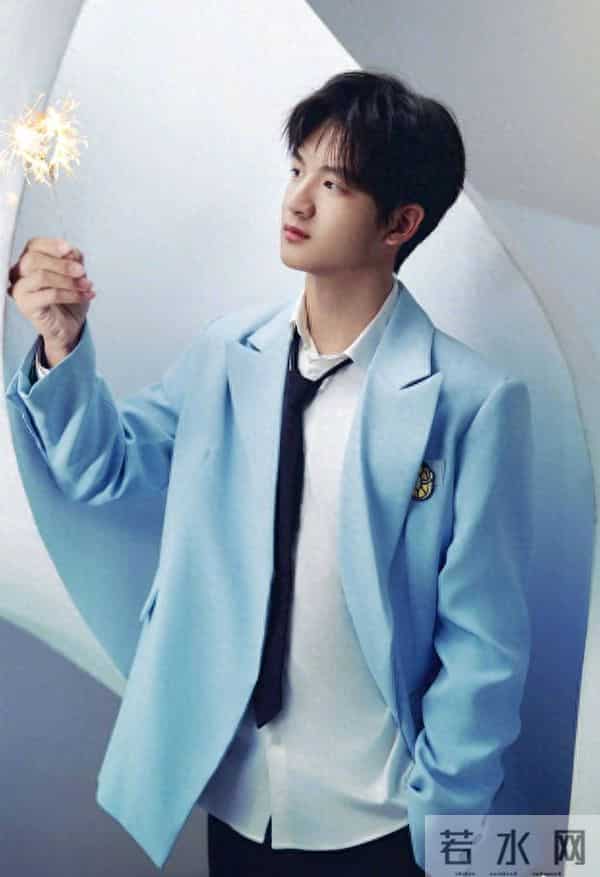 田亮晒照为14岁儿子庆生!森碗穿蓝色西服阳光帅气