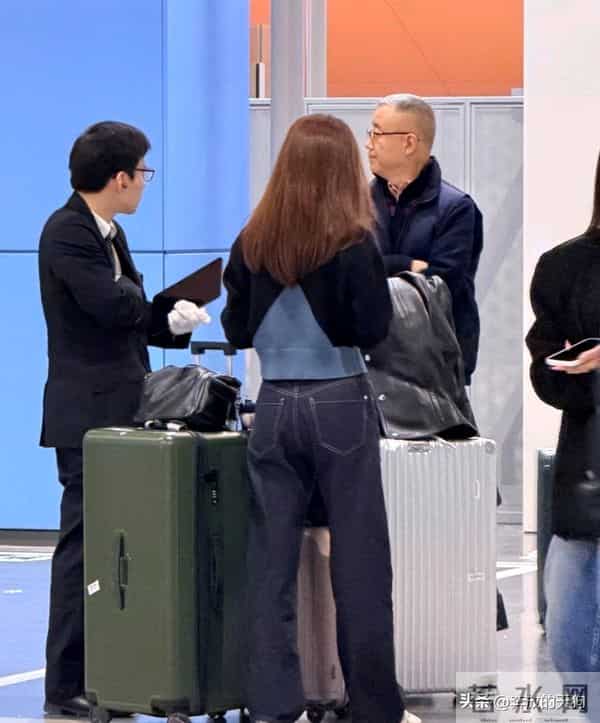 章泽天机场被偶遇,头发拉直,侧脸好美。