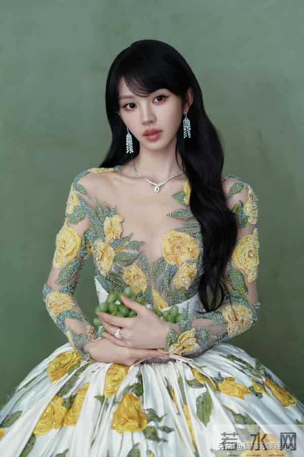 甜妹天花板 vs 四千年美女!田曦薇鞠婧祎谁更受网友喜欢?