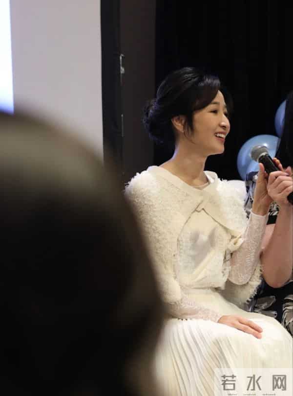 61岁关咏荷罕见露面,赴一场20年之约,状态极佳仍然很漂亮