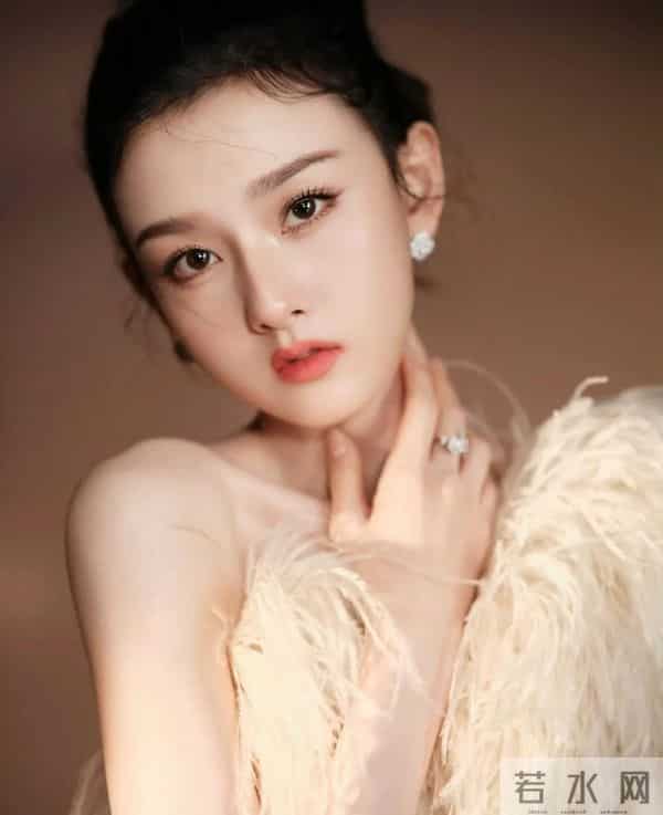 这身毛絮礼服,宋祖儿像是为落入凡间的精灵特意织就