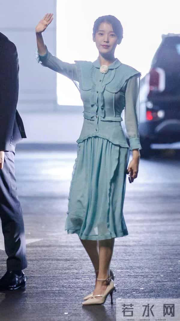 iu李知恩透视裙和白色高跟鞋很有成熟女人的味道