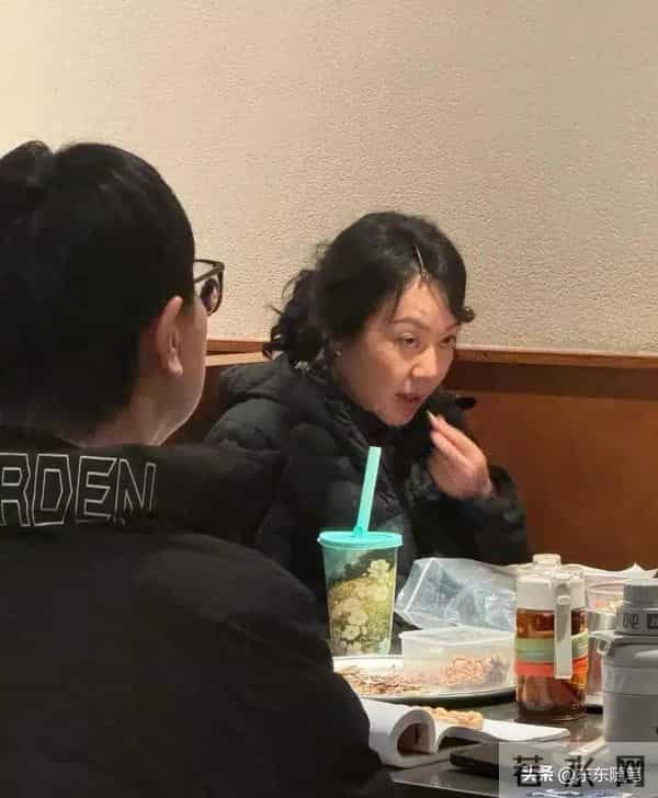 54岁闫妮和好友任素汐沈阳餐馆吃烤肉,穿羽绒服扎一头卷发挺时髦