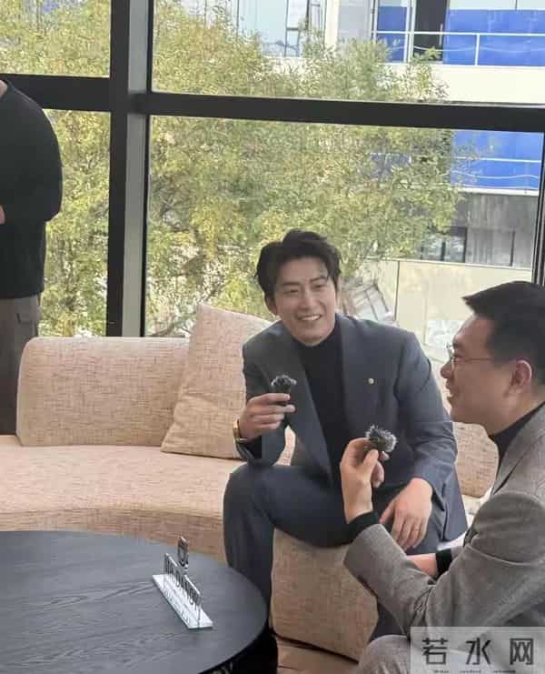 窦骁西安活动西装杀！188身高帅出天际，网友：何超莲眼光绝了