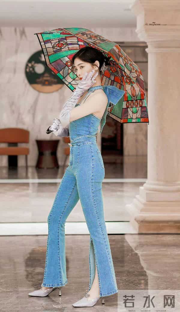 许佳琪牛仔裤高跟鞋,身材凹凸有致~