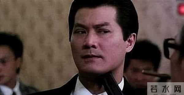 成龙的靠山到底有多硬？曾两次惹怒顶级黑帮大佬，依旧全身而退