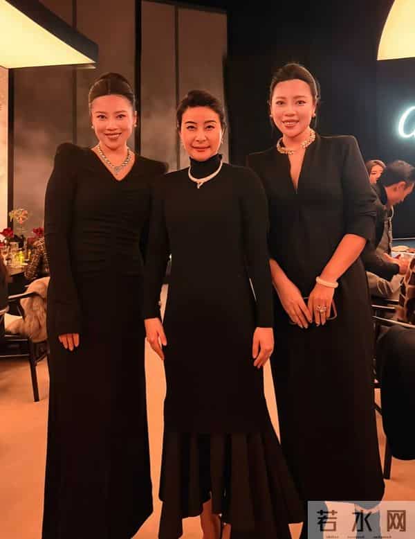 郭晶晶一袭黑衣包裹严实参加晚宴,与谁合影都美得突出!