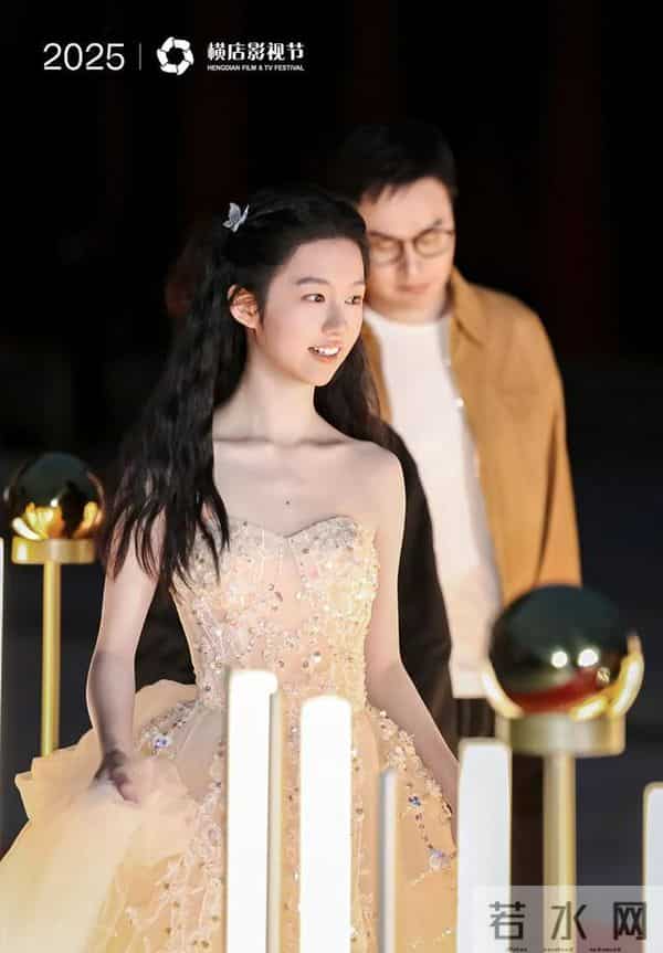 《沉默的荣耀》首获新奖,导演杨亚洲带她出圈,乖巧可爱像小公主