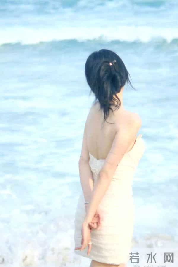孙怡白裙海边写真