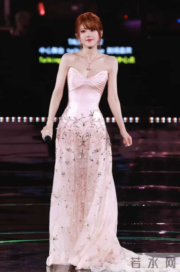 给内娱一点点震撼 赵露思被雪藏后归来依旧是顶流 各大品牌坐不住了