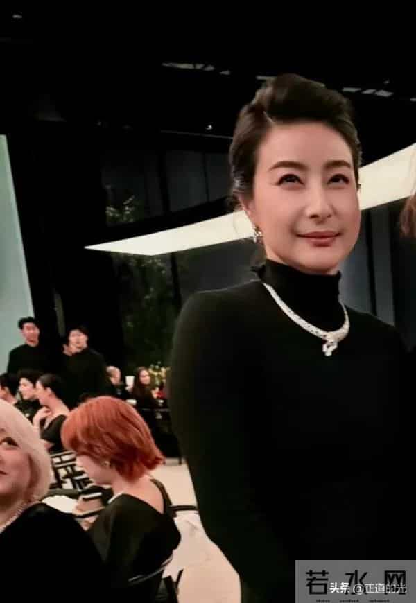 郭晶晶卡地亚活动 黑色礼服包裹严实 简单珠宝装饰贵气逼人 细纹优雅