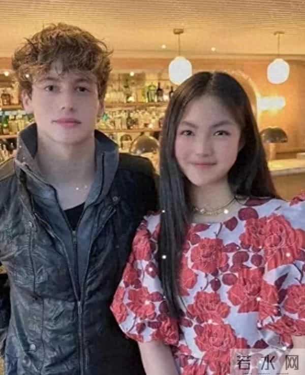 李湘女儿王诗龄已经彻底混欧美圈了,接受欧美教育,结识欧美名流