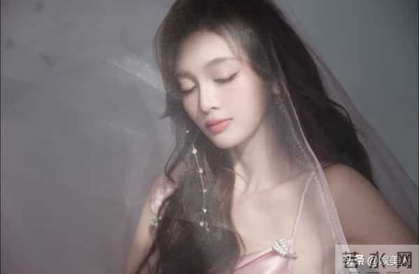 甜美御姐吴宣仪,又甜又酷!