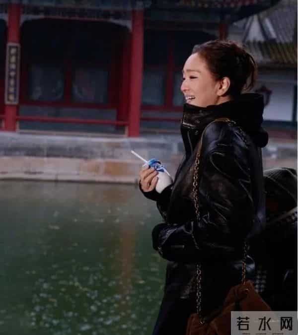 59岁巩俐现身北京公园,满脸皱纹头发凌乱 喝酸奶吃糖葫芦超接地气