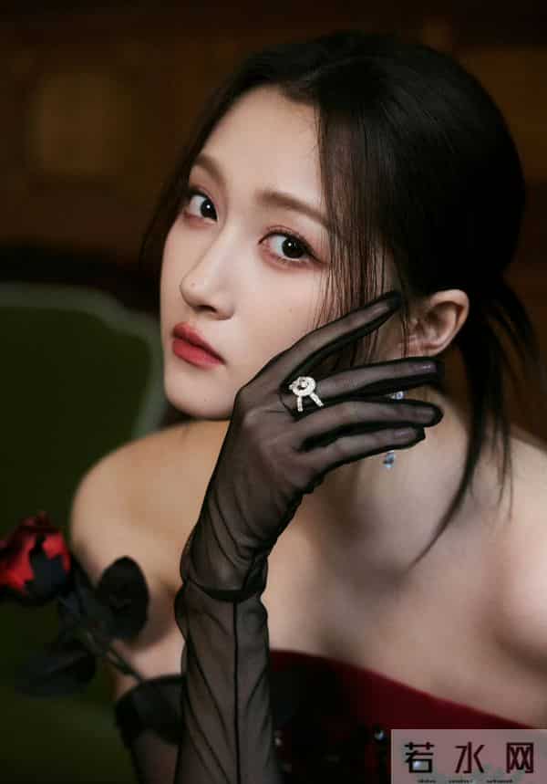 关晓彤艳丽红裙，美艳绝伦！