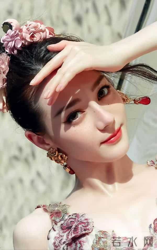 迪丽热巴这张拿椰子的照片,把我看饿了…不对,是看美了!