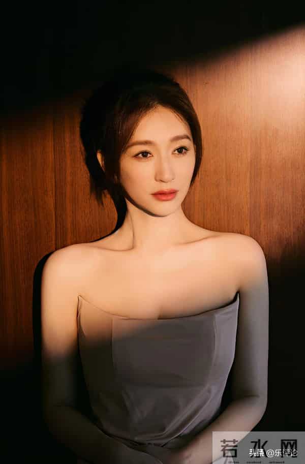 李小冉，高挑的身材，经得起时光洗礼的“冻龄”之美！