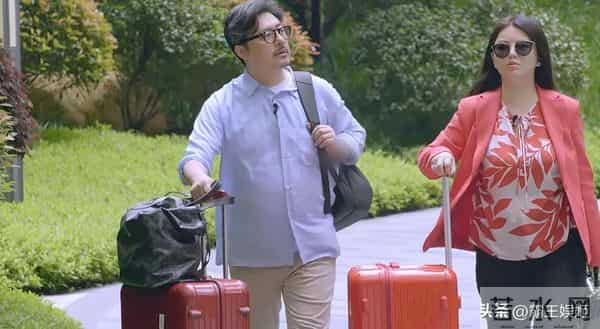 李湘回娘家,客厅大得像酒店大堂,悄咪咪的又炫了一把“富”