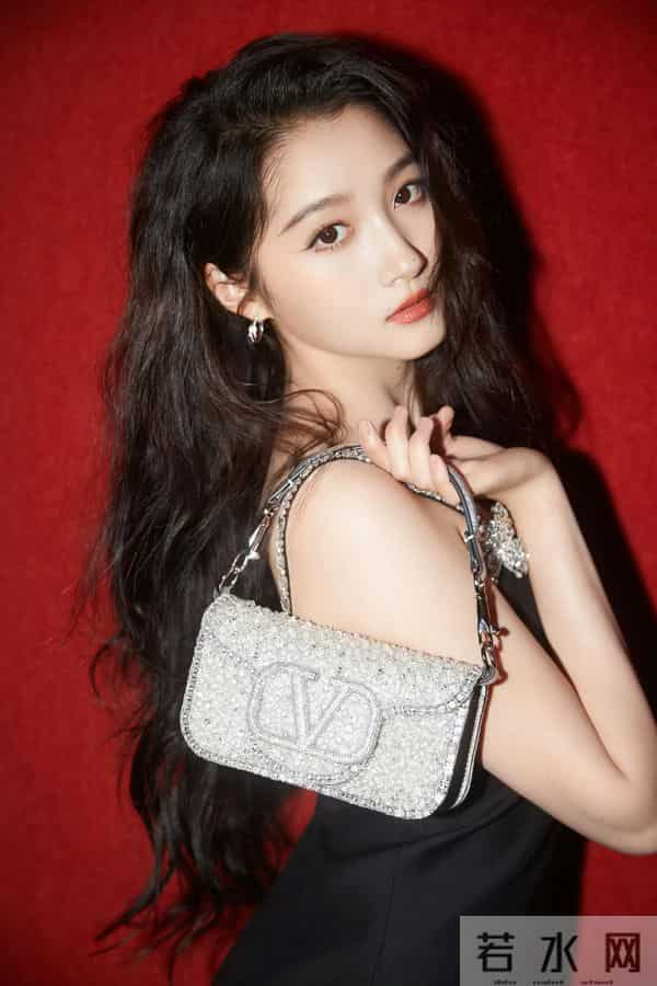 业界第一腿关晓彤黑色吊带超长美腿黑色一字带高跟鞋