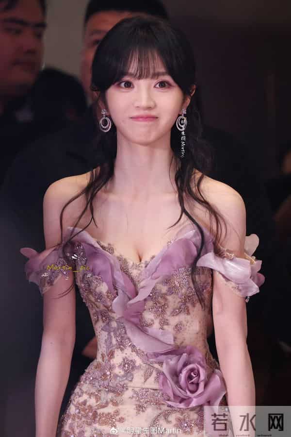 田曦薇“像刚放学的学姐”:白Polo+素颜感妆,美得毫不费力