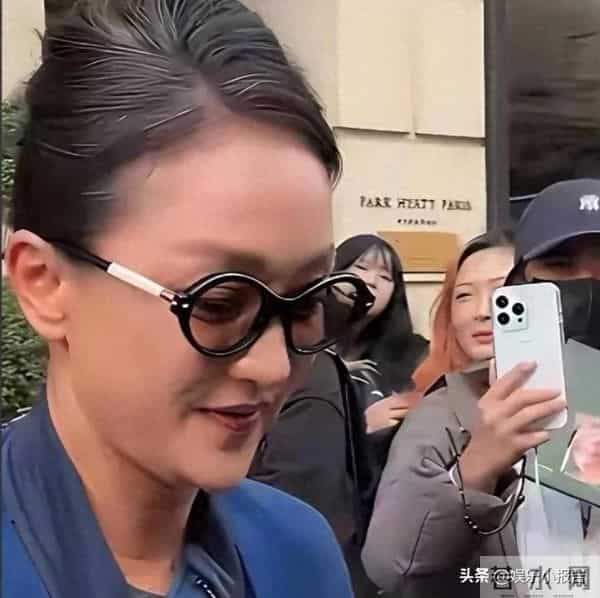 51岁周迅近照：头发白了一小半，老态尽显，但却挡不住从容气质