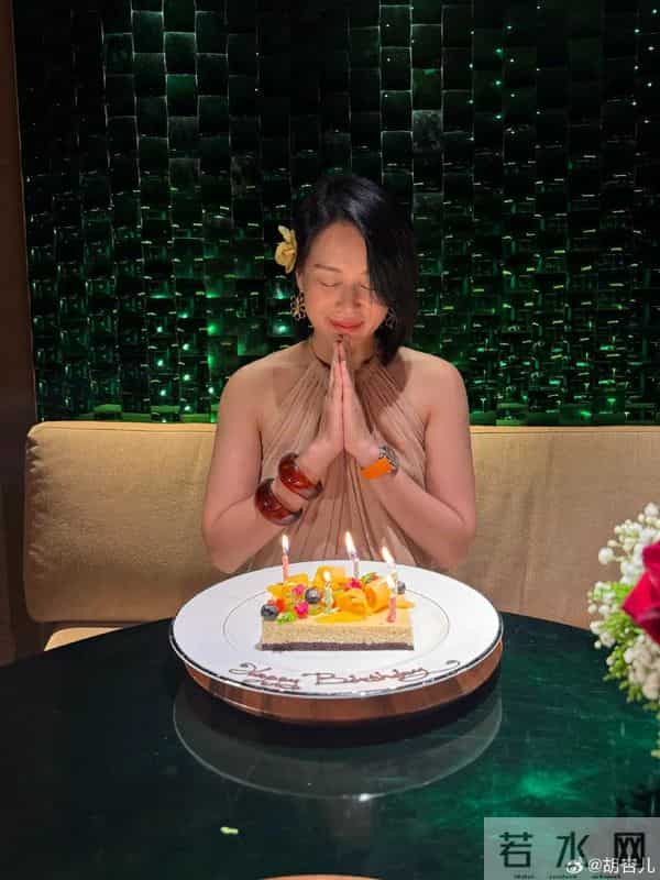 46岁胡杏儿和老公度假庆生,小腹圆润,网友猜测怀“四胎”拼女儿