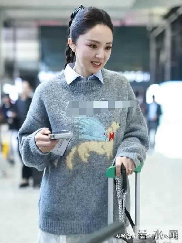 董璇真是中年女性的穿搭标杆!穿灰色毛衣+衬衫+小白裙,时髦减龄