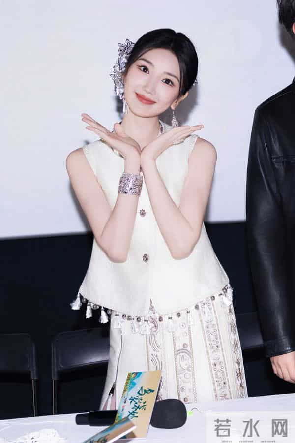 毛晓彤出席线下活动,又漂亮又明媚,皮肤白到发光少女感十足呀!