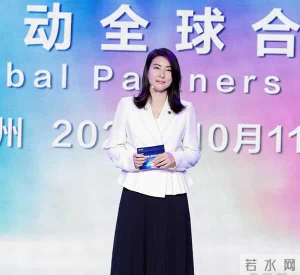 看了郭晶晶的穿搭，我悟了：西装不配牛仔裤、短靴，才更高级洋气