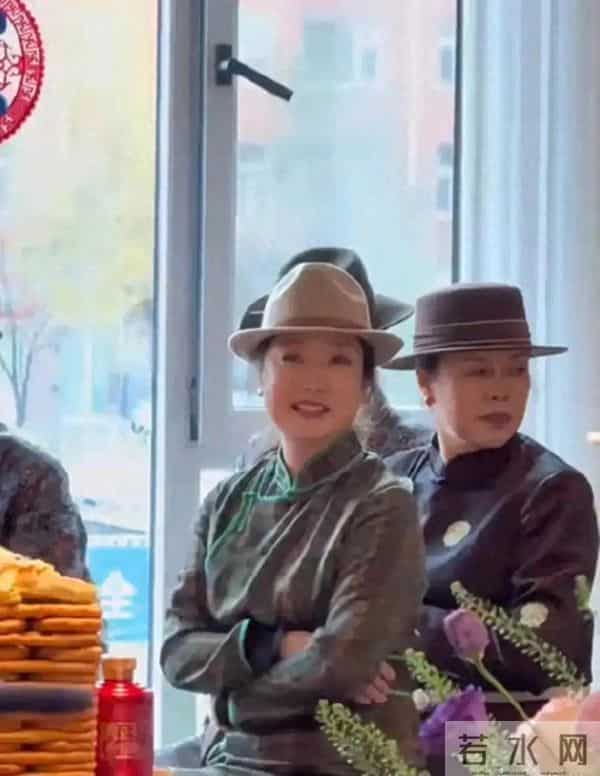 45岁玲花现身外甥婚礼,穿蒙古袍配宽檐帽松弛贵气,长胖后更美了