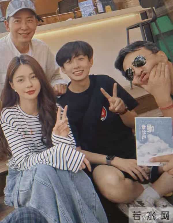 51岁汪涵现身沈梦辰饭局，白发显沧桑却超亲民，师徒同框太暖心