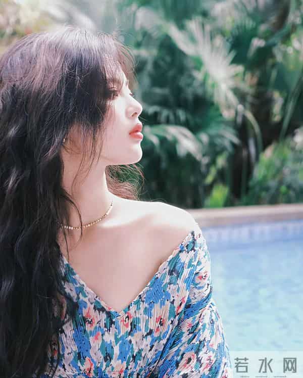 杨超越这个角度拍照里面内衣都漏出来了,没人提醒的吗?