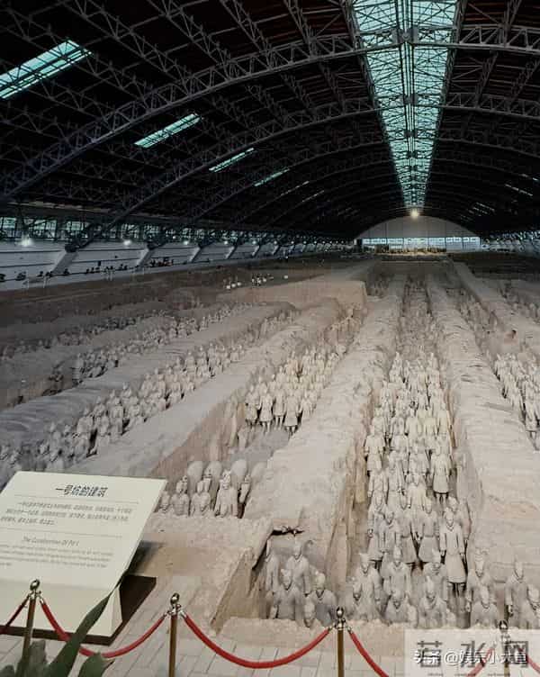 江疏影分享西安旅行碎片，去看兵马俑穿风衣外套戴着眼镜气质绝佳