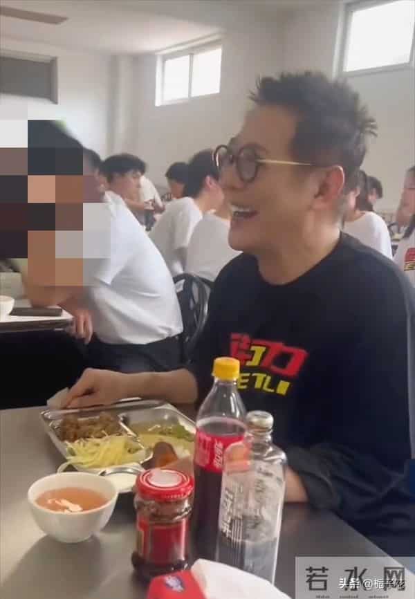 李连杰和吴京在食堂吃饭,俩人一点明星架子没有,生活还是很简朴
