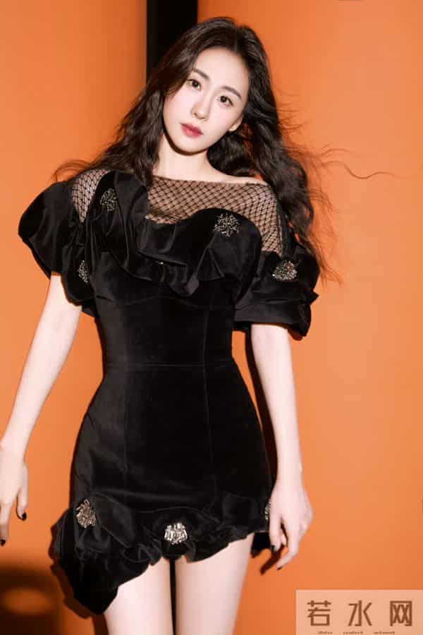 张碧晨脚踩黑色长筒靴,女人味十足,这腿好嫩